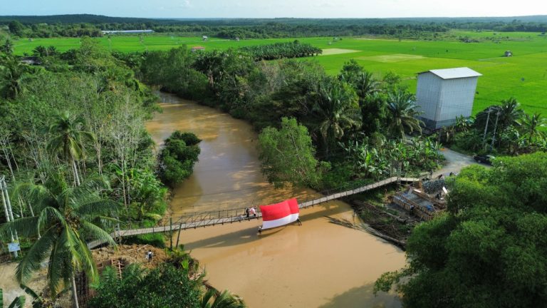 Sambut HUT RI ke-80, Komunitas ULIN Tanah Bumbu Kibarkan Bendera Merah Putih Raksasa