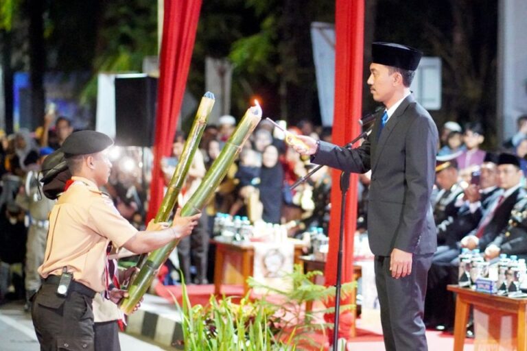 Meriah dan Khidmat, Malam Taptu dan Pawai Obor Sambut HUT ke-80 RI di Martapura
