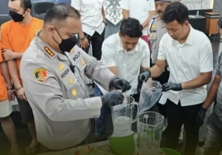 2 Kg Sabu Diblender di Depan Tersangka! Tapi Ada yang Disisihkan Polisi, Buat Apa?