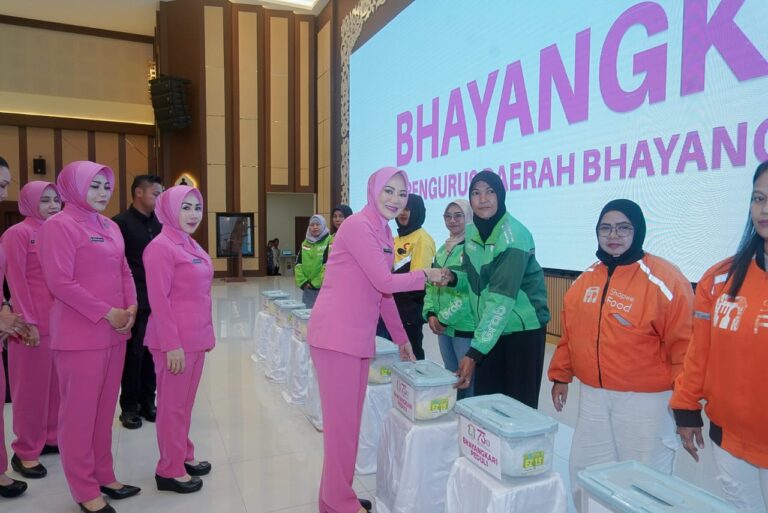 Bhayangkari Daerah Kalsel Gelar Bakti Sosial dan Kesehatan Sambut HUT ke-73, Dihadiri 500 Driver Ojol