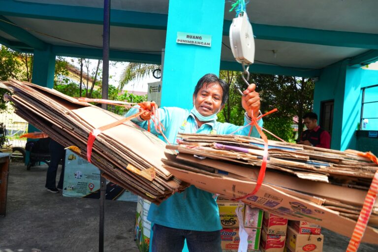 ♻️ “Sampah Pergi, Sembako Datang”: Inovasi Hijau dari Palangka Raya yang Bikin Warga Semringah