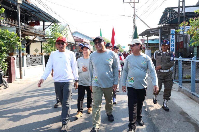 Bupati Sahrujani Ikut Jalan Santai Meriahkan Harlah ke-25 STIQ Amuntai
