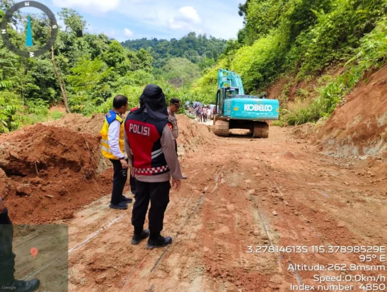 Jalan Alternatif Banjarbaru–Batulicin Kembali Dibuka Usai Longsor, Pengendara Diimbau Ekstra Waspada