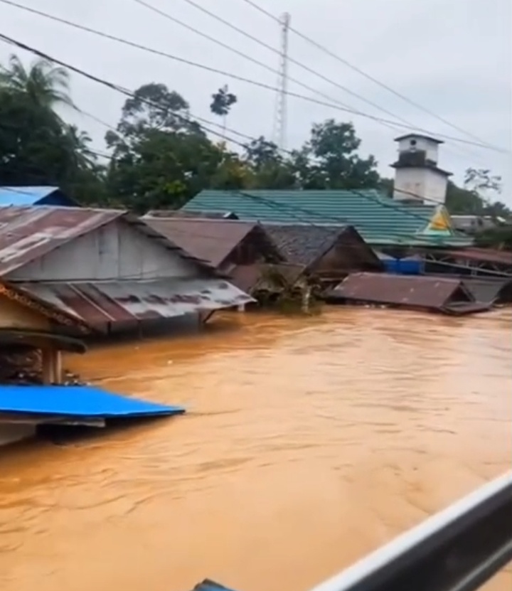 Banjir Bandang Terjang Balangan, Puluhan Orang Terjebak di Atap