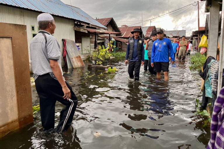 Bupati Banjar Salurkan 500 Paket Sembako untuk Warga Terdampak Banjir di Keraton