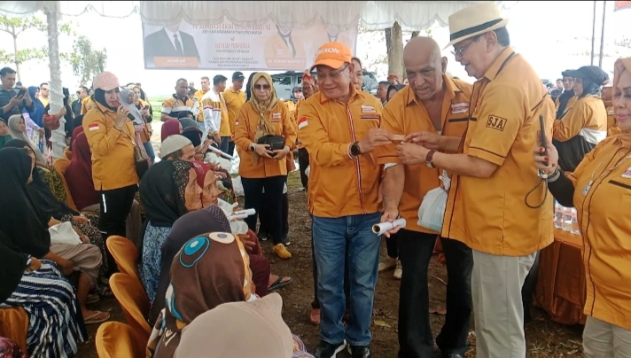 Hanura Salurkan Bantuan ke Warga Teluk Selong Ulu, Roy Marten Turut Beri Dukungan Moral