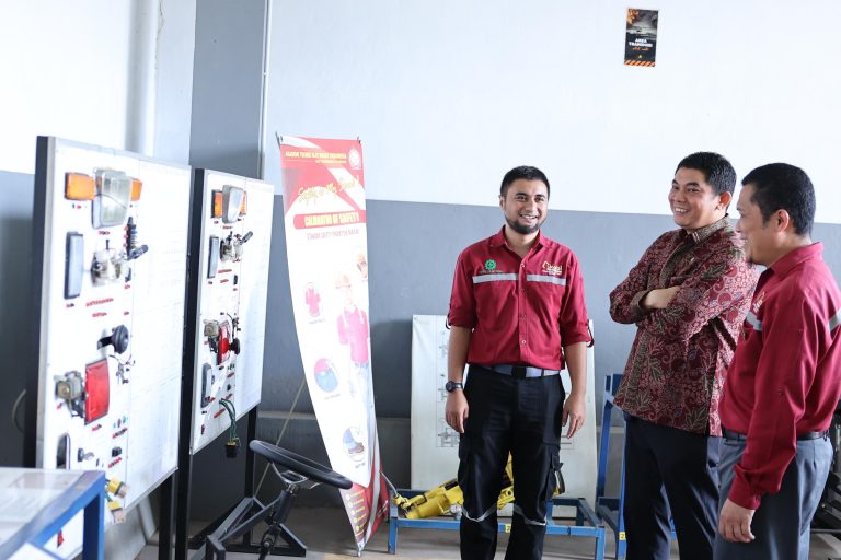 Tak Mau Tenaga Kerja Lokal Jadi Penonton, Bupati Tanah Bumbu Sambangi Kampus Alat Berat AKABI