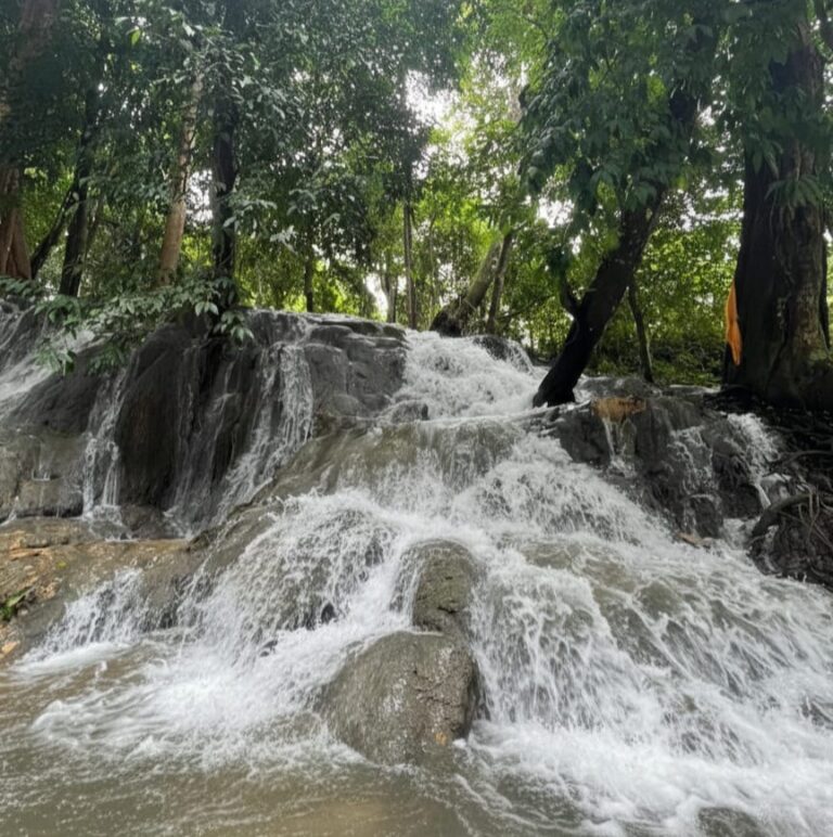 Sejuknya Bikin Lupa Pulang! Pesona Air Terjun Tayak di Halong