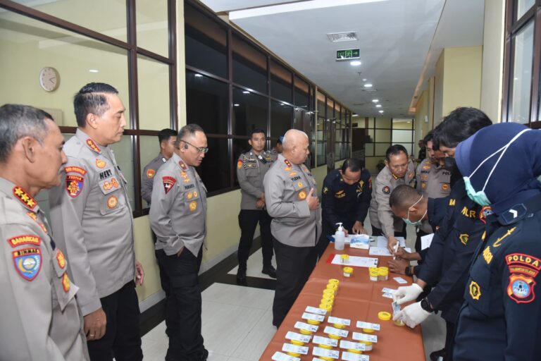 Cegah Penyalahgunaan Narkoba, Kapolda Kalsel hingga Kapolres Jalani Tes Urine Mendadak