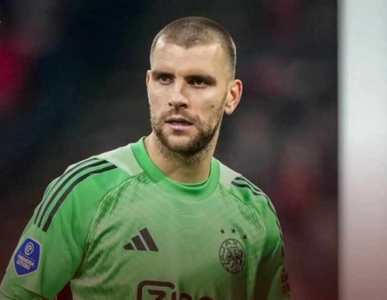 Debut Gila Maarten Paes! 7 Save untuk Ajax, Sinyal Jadi Tembok Baru Ajax?