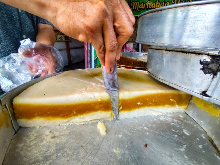 Sekali Gigit Langsung Rindu Kampung Halaman, Amparan Tatak Lakatan Primadona Meja Takjil Ramadan