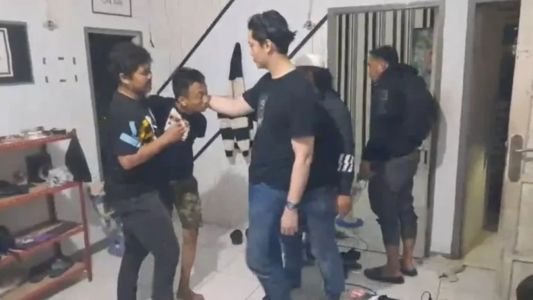 Viral! Ngaku Kurir COD, Raup Jutaan Rupiah! Aksi Pelaku Terekam CCTV