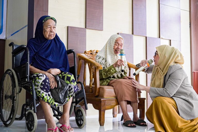 Sentuh Hati Warga, Wali Kota Lisa Dialog Langsung dengan Lansia di Aula Kecamatan