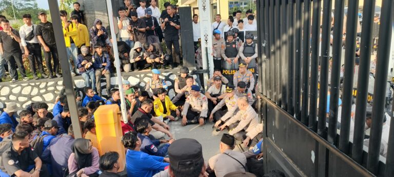 Dialog Terbuka di Depan Mapolda, Polisi dan Mahasiswa Duduk Bersama