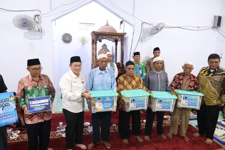 Pemkab Tanbu Tebar Bantuan, Masjid Jami Miftahul Huda Jadi Pusat Kebersamaan