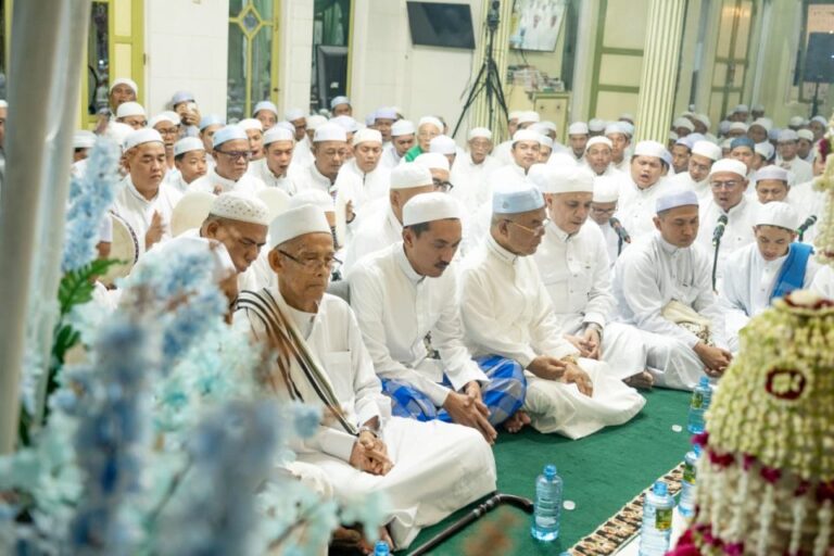 Bupati Banjar Membaur di Tengah Lautan Jemaah! Haul Syekh Kasyful Anwar Dipadati Ribuan Orang