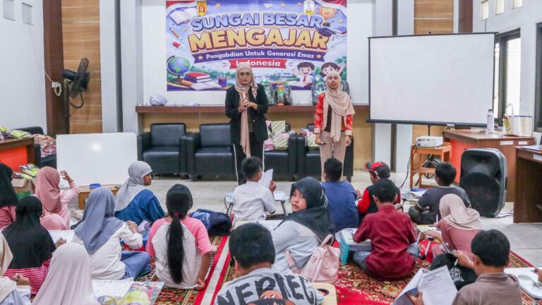 Salut! Lurah di Banjarbaru Ini Turun Langsung Jadi Guru Matematika untuk Anak-anak SD