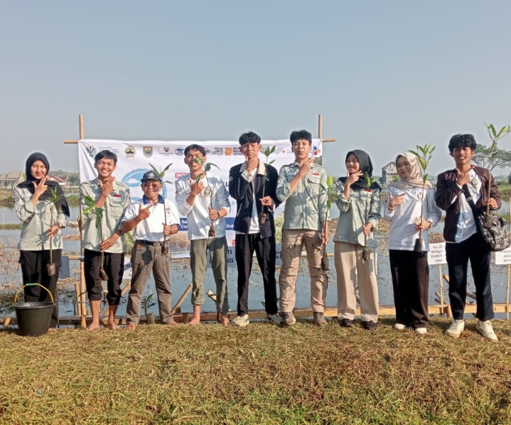 Generasi Muda Bergerak , Lawan Abrasi dan Perubahan Iklim, Mahasiswa Undip Batang Tanam Ratusan Mangrove di Pesisir