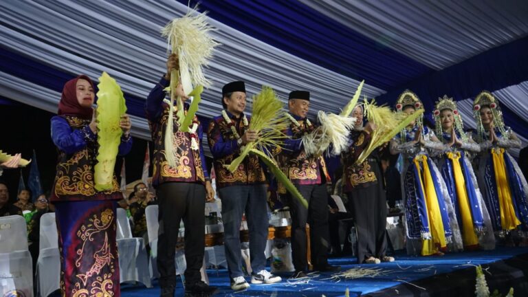 Malam Puncak Hari Jadi ke-76 Kotabaru Berlangsung Meriah, Ribuan Warga Padati Siring Laut
