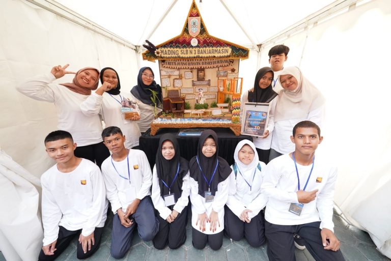 Siswa SLB Negeri 3 Banjarmasin Raih Juara di Lomba Mading 3D Bersama SMA dan SMK