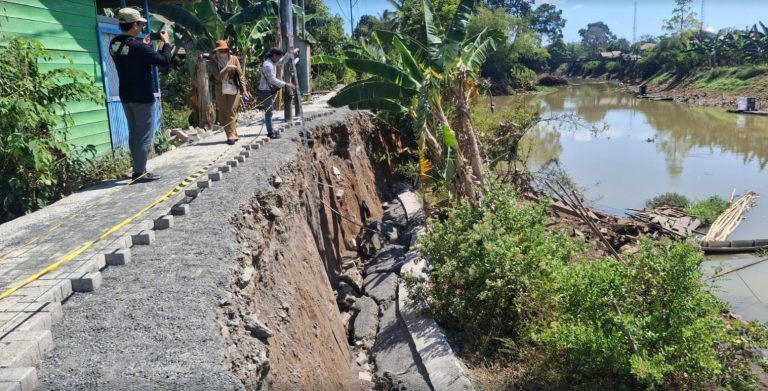 Baru Direhabilitasi 3 Bulan, Jalan Ambles dan Putus Total di Pingaran Ilir, ULM Turun Tangan Selidiki Penyebabnya