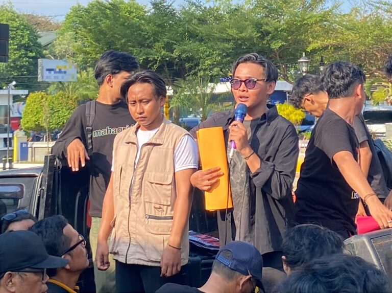 Dialog Publik Batal, FDM Banjarmasin Gelar Aksi Unjuk Rasa ke Kantor PLN