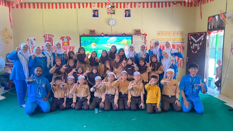 Kabut Asap Kepung Kalsel, 12 Mahasiswa ULM Turun ke Desa Dalam Pagar Edukasi Warga Cegah ISPA