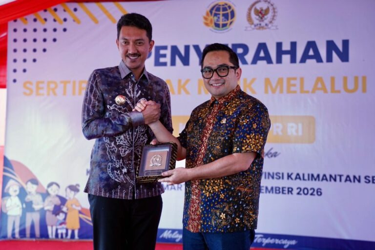 Kolaborasi Pusat dan Daerah, 40 Warga Kabupaten Banjar Terima Sertifikat Tanah MBR