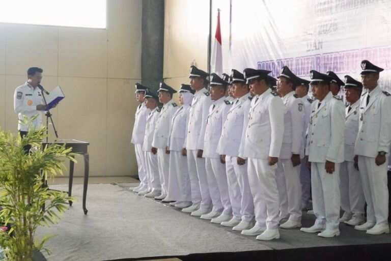 Bupati Banjar Lantik 23 Pambakal, Minta Rangkul Seluruh Masyarakat