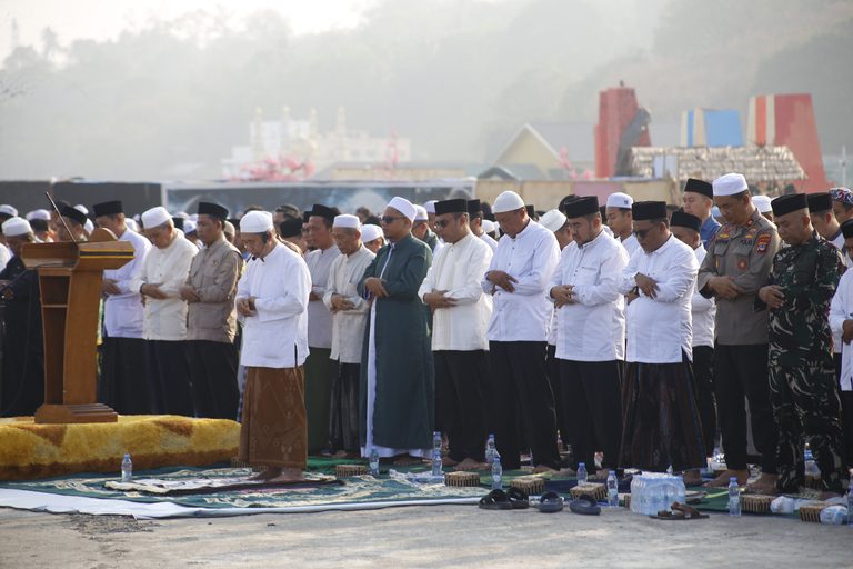 Kemarau Berkepanjangan, Pemkab Kotabaru Gelar Salat Istisqa di Siring Laut