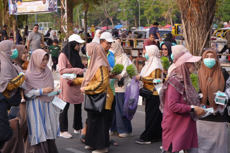 Kabut Asap Masih Kepung Banjarbaru, TP PKK Bagikan Masker, Sayur hingga Vitamin Gratis