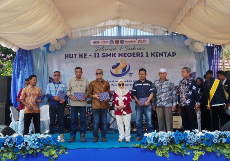 Buka Jalan bagi Siswa Mengenal Dunia Industri, Sinarmas Raih Penghargaan dari SMKN 1 Kintap