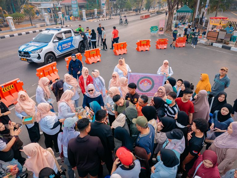 Lisa Halaby Sambangi Warga di CFD Murdjani, Masker dan Sembako Dibagikan di Tengah Kabut Asap